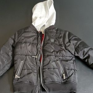 Puffer coat for boys, has red lining on the inside